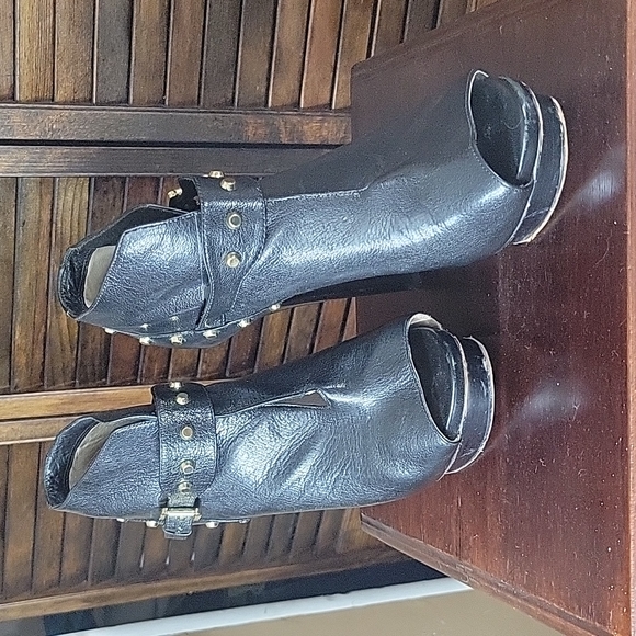 Women's Michael Kors Black Leather Size 9M 5 inch Heels - Picture 2 of 12